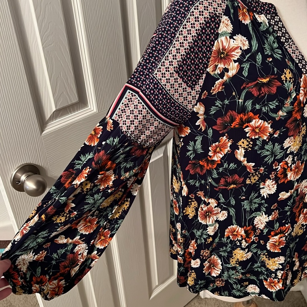 EUC Jodifl Floral Top - Picture 3 of 6